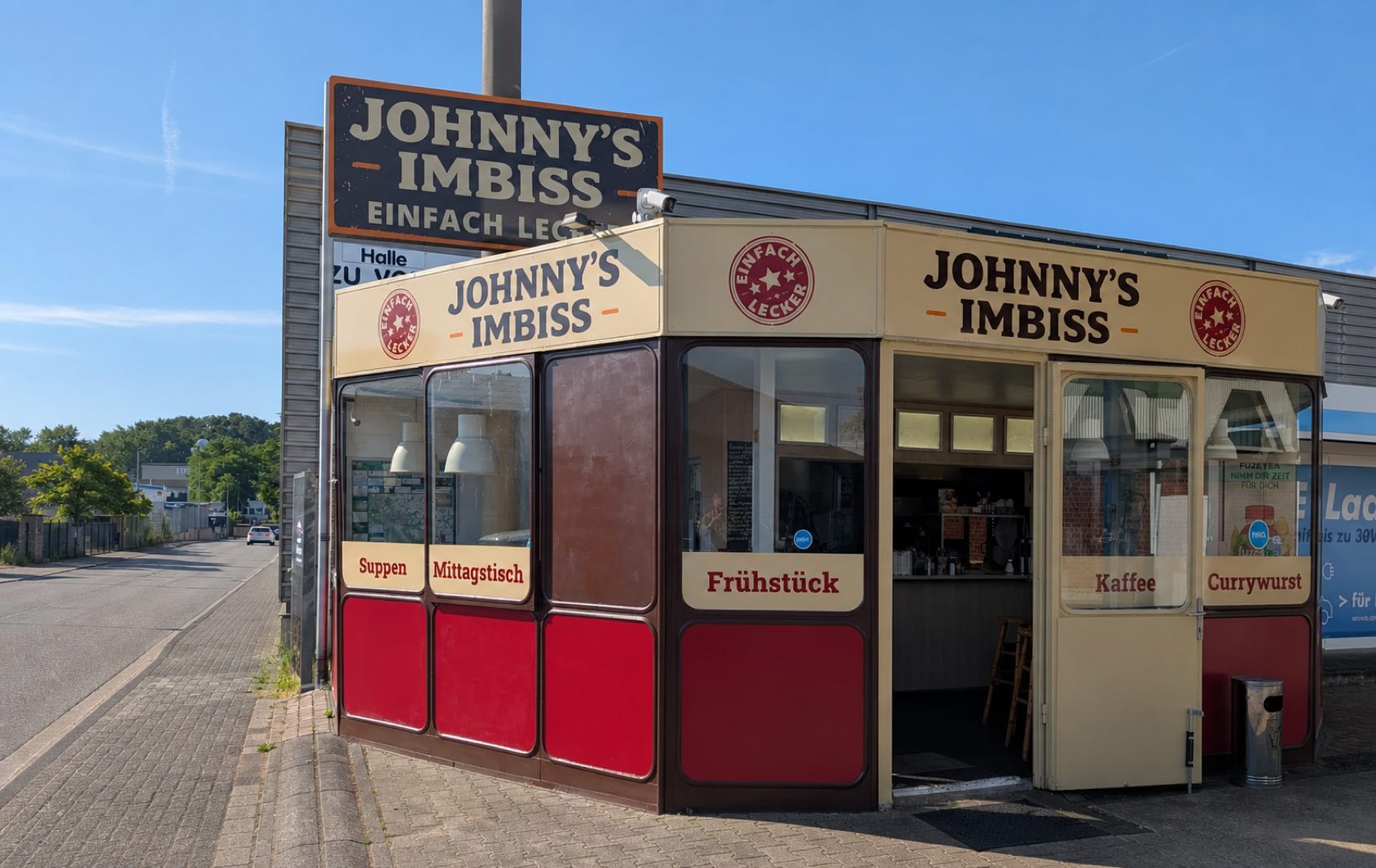 Der rot-beige Imbissstand von JOHNNY’S IMBISS an der Bahn in Bergisch Gladbach